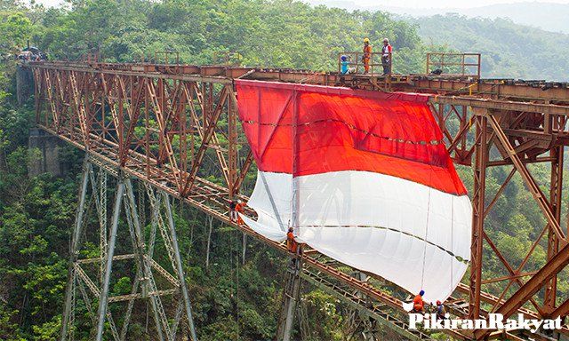 PENGIBARAN Bendera Indonesia di Jembatan Cisomang, Purwakarta.*
