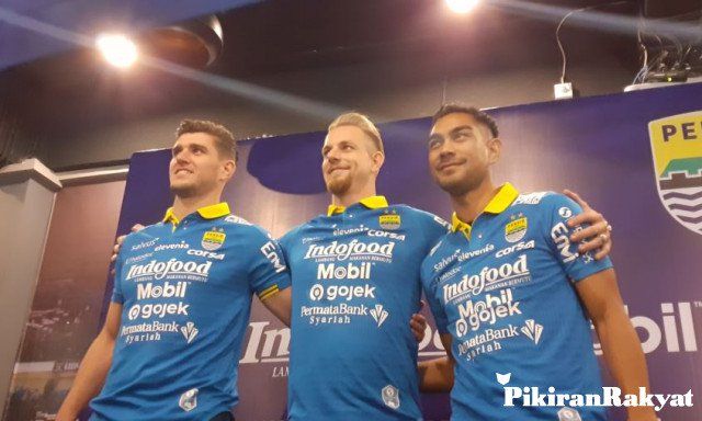 TIGA pemain asing anyar Persib Bandung Nick Kuipers, Kevin van Kippersluis dan Omid Nazari resmi diperkenalkan di Graha Persib, Jalan Sulanjana, Kota Bandung, Selasa 20 Agustus 2019.*