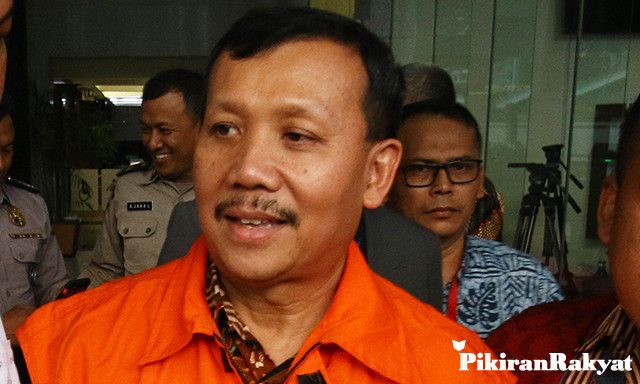 SEKRETARIS Daerah Jawa Barat nonaktif Iwa Karniwa mengenakan rompi tahanan KPK seusai menjalani pemeriksaan di Gedung KPK, Jakarta, Jumat 30 Agustus 2019.*