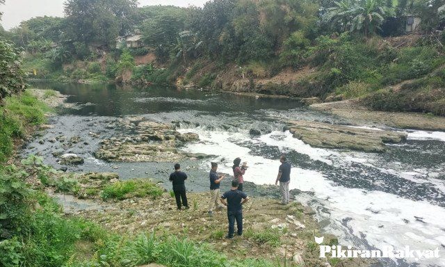 Sungai Cileungsi, Kabupaten Bogor.*/IRWAN NATSIR/PR