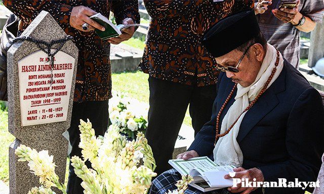 Susunan Bacaan Ziarah Kubur Saat Jumat Legi, Lengkap Arab ...