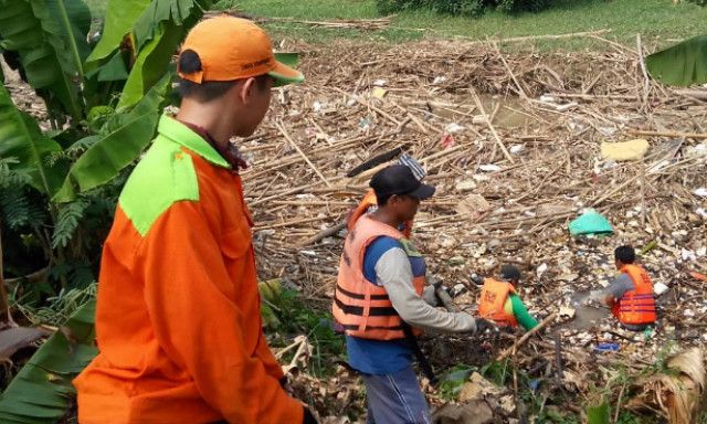 AKSI membersihkan sampah bambu dari Sungai Cikeas, Kabupaten Bogor.