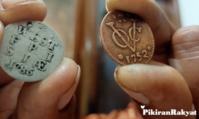 WARGA Kabupaten Pangandaran yang merupakan pemilik uang koin bertuliskan VOC memperlihatkan dua jenis uang logam tersebut, Kamis, 3 Oktober 2019.*/KABAR PRIANGAN