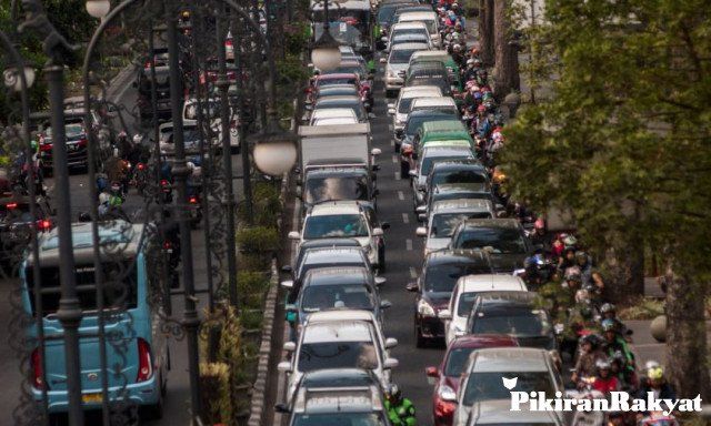 SUASANA antrean pengendara yang melintas di kawasan Kota Bandung, Jawa Barat, Minggu, 6 Oktober 2019. Menurut rilis Update of The Asian Development Outlook versi Bank Pembangunan Asia (Asian Development Bank/ADB), Kota Bandung merupakan Kota termacet di Indonesia mengalahkan Jakarta dan Surabaya dengan tercatat berada pada peringkat 14 kota termacet se-Asia.*/ANTARA