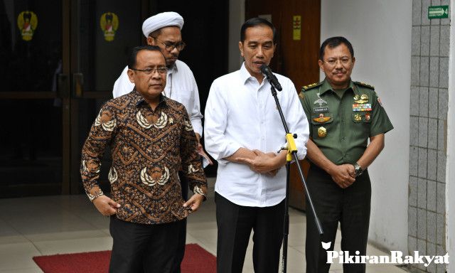 PRESIDEN Joko Widodo (kedua kanan) didampingi Menteri Sekretaris Negara Pratikno (paling kiri), Tenaga Ahli Kedeputian IV Kantor Staf Presiden Ali Mochtar Ngabalin (kedua kiri), dan Kepala Rumah Sakit Pusat Angkatan Darat (RSPAD) Gatot Subroto Jakarta Mayjen TNI Terawan Agus Putranto memberikan keterangan pers usai menjenguk Menko Polhukam Wiranto di RSPAD Gatot Subroto, Jakarta, Jumat, 11 Oktober 2019. Presiden mengatakan kondisi Wiranto semakin stabil pascaoperasi untuk penanganan luka akibat