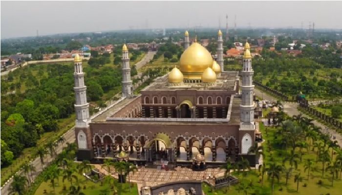  Sejarah  Pembangunan Masjid  Kubah  Emas  Depok Termegah di 