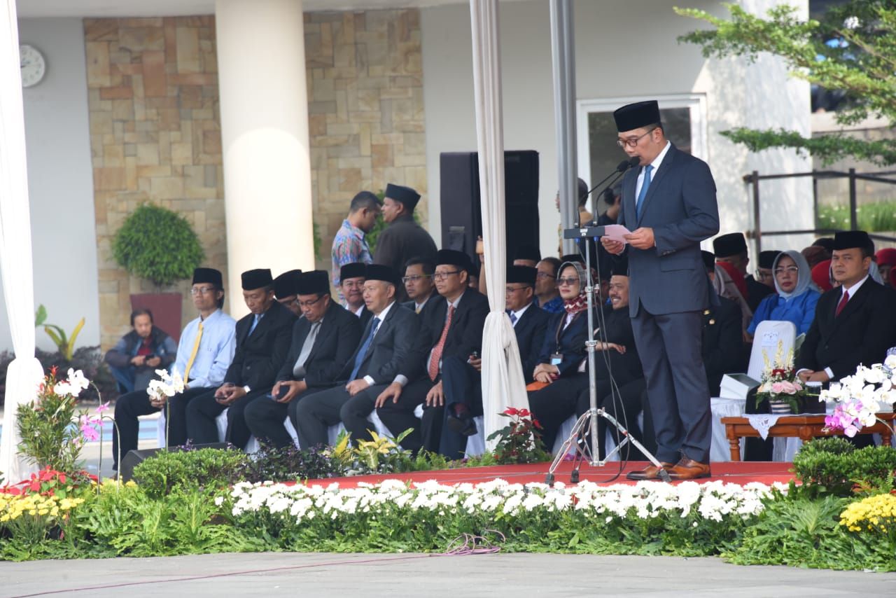 GUBERNUR Jawa Barat Ridwan Kamil saat menghadiri upacara peringatan Hari Guru Nasional Tingkat Provinsi Jawa Barat Tahun 2019 di Lapang Gasibu, Kota Bandung, Senin 25 November 2019.*