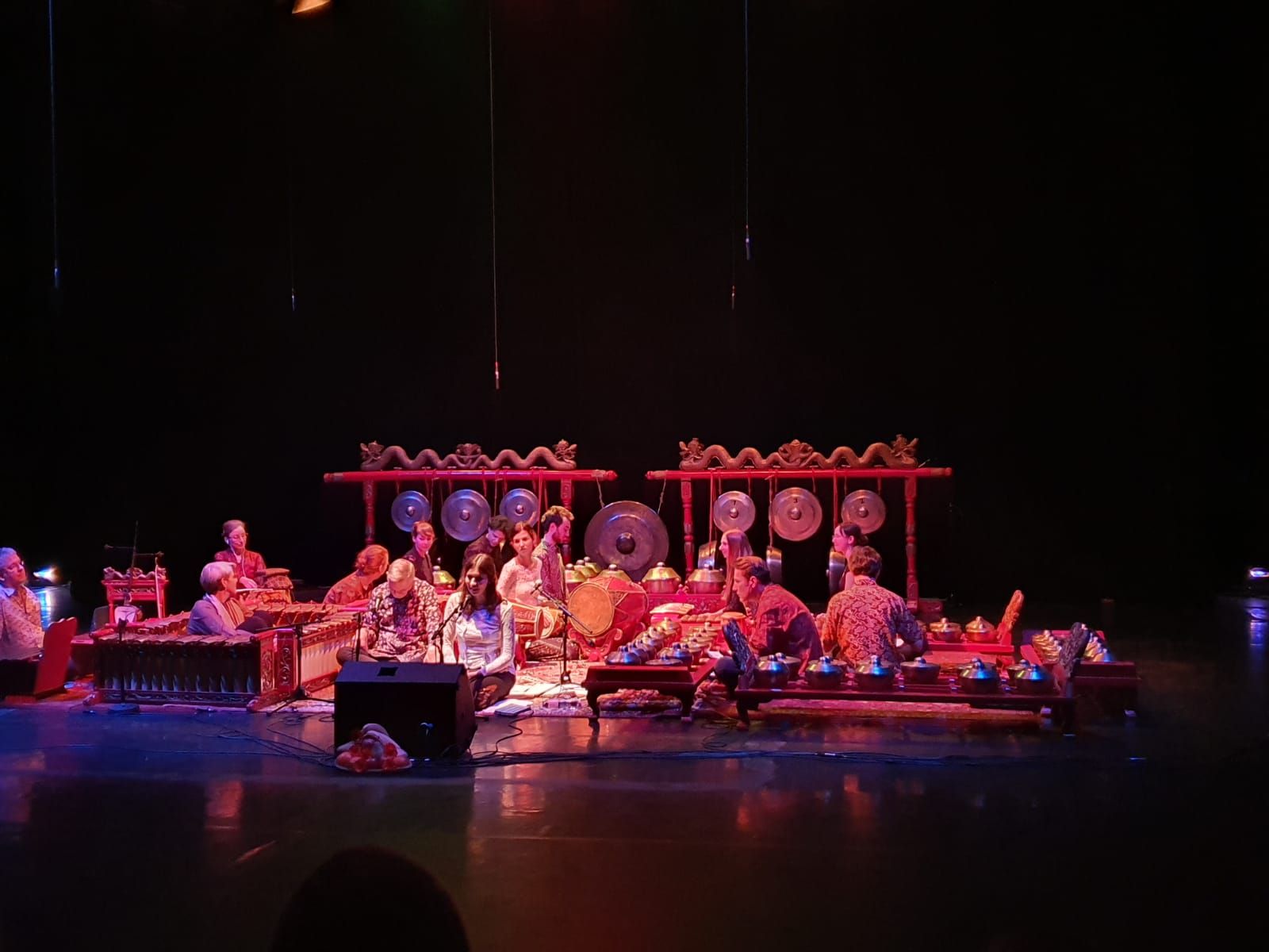 KELOMPOK Gamelan Jawa Surya Kencana A, asuhan KBRI Budapest mengadakan konser tunggal pada Sabtu malam, 23 November 2019. Kelompok gamelan Jawa Surya Kencana semua nayaganya adalah warga Hongaria dan sebagian besar belajar bermain gamelan di perguruan-perguruan tinggi seni di Indonesia melalui Beasiswa Darmasiswa RI yang diselenggarakan oleh Kemendikbud RI.*