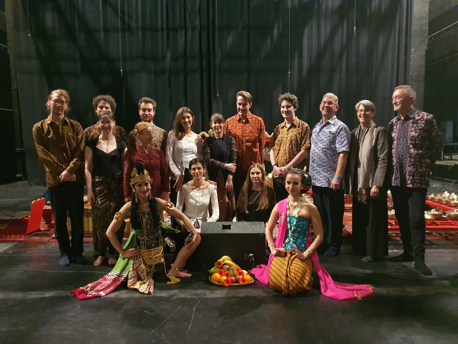 KELOMPOK Gamelan Jawa Surya Kencana A, asuhan KBRI Budapest mengadakan konser tunggal pada Sabtu malam, 23 November 2019. Kelompok gamelan Jawa Surya Kencana semua nayaganya adalah warga Hongaria dan sebagian besar belajar bermain gamelan di perguruan-perguruan tinggi seni di Indonesia melalui Beasiswa Darmasiswa RI yang diselenggarakan oleh Kemendikbud RI.*