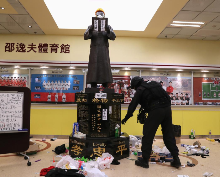KEPOLISIAN memeriksa lokasi demonstrasi anti-pemerintah Tiongkok di Hong Kong.*