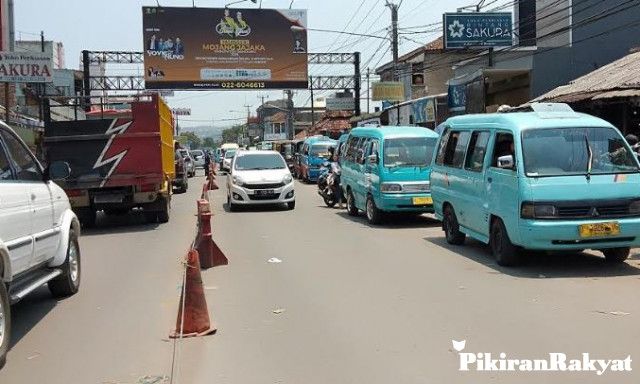 DERETAN angkutan kota (angkot) trayek Banjaran-Soreang, menunggu calon penumpang di Banjaran, Minggu 10 November 2019. Dishub Kabupaten Bandung saat ini akan melakukan uji coba penerapan aplikasi angkot daring melalui aplikasi Tiron untuk mendekatkan layanan penumpang dalam menggunakan angkot.*/ECEP SUKIRMAN/PR