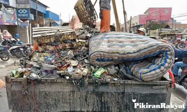 PEMBERSIHAN sampah yang menyumbat aliran air di Pagarsih, Kota Bandung. Senin 4 November 2019/DOK. DPU KOTA BANDUNG