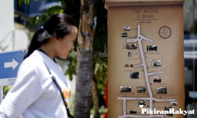WISATAWAN berjalan melewati Map Wisata Jalan Braga, Kota Bandung, beberapa waktu lalu.*