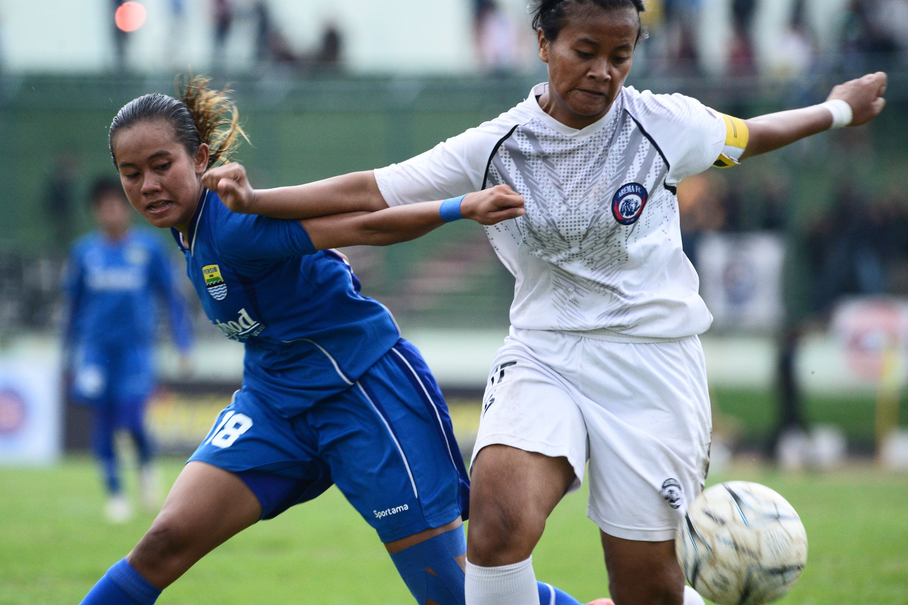 STRIKER Persib Bandung Risqiyanti berebut bola dengan pemain pemain belakang Arema FC Ariska pada semifinal leg pertama Liga 1 Putri 2019 di Stadion Siliwangi, Kota Bandung, Minggu 1 Desember 2019.*