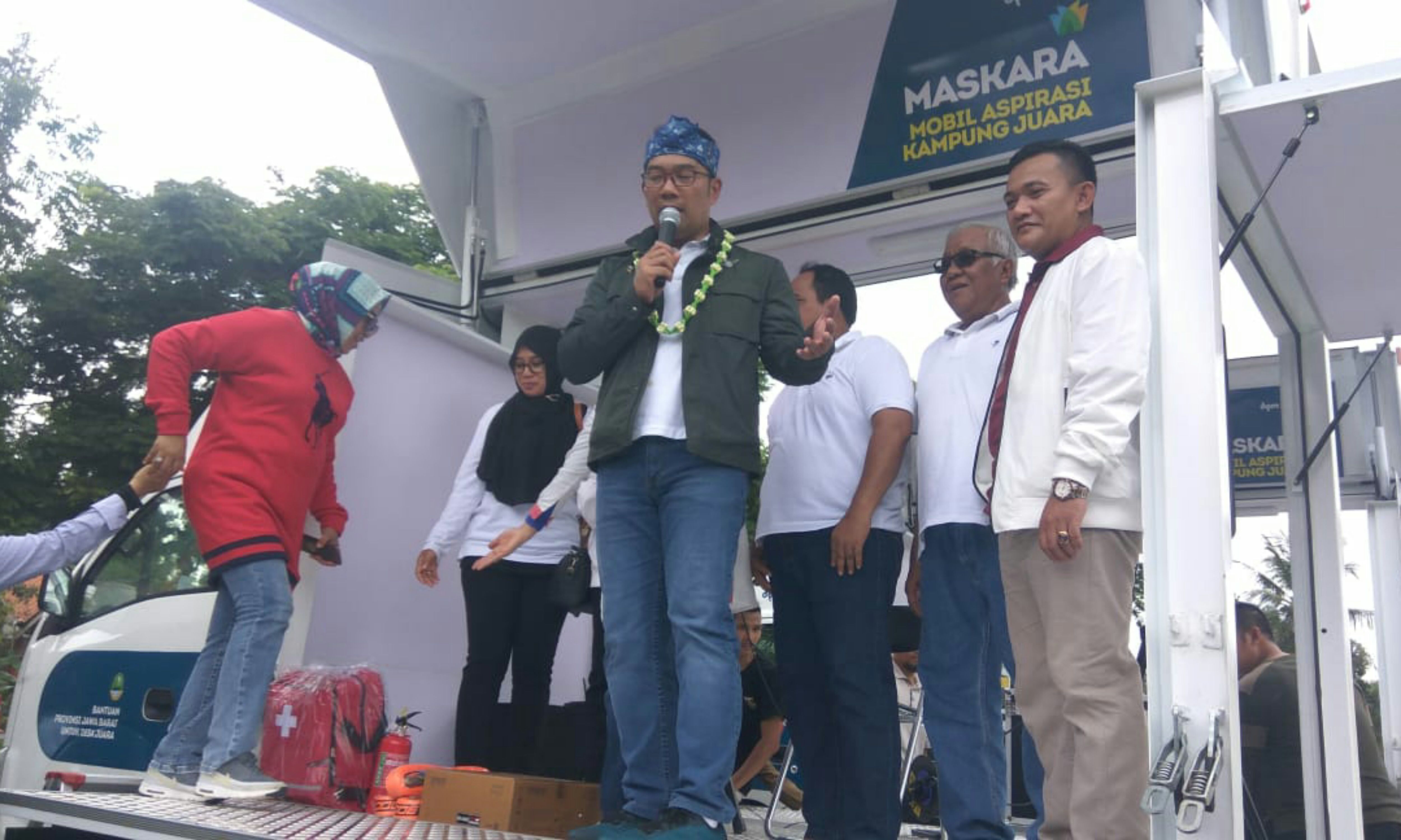 GUBERNUR Jabar Ridwan Kamil menyerahkan tiga mobil Maskara di lapangan Kalipucang, Pangandaran, Minggu 1 Desember 2019.*
