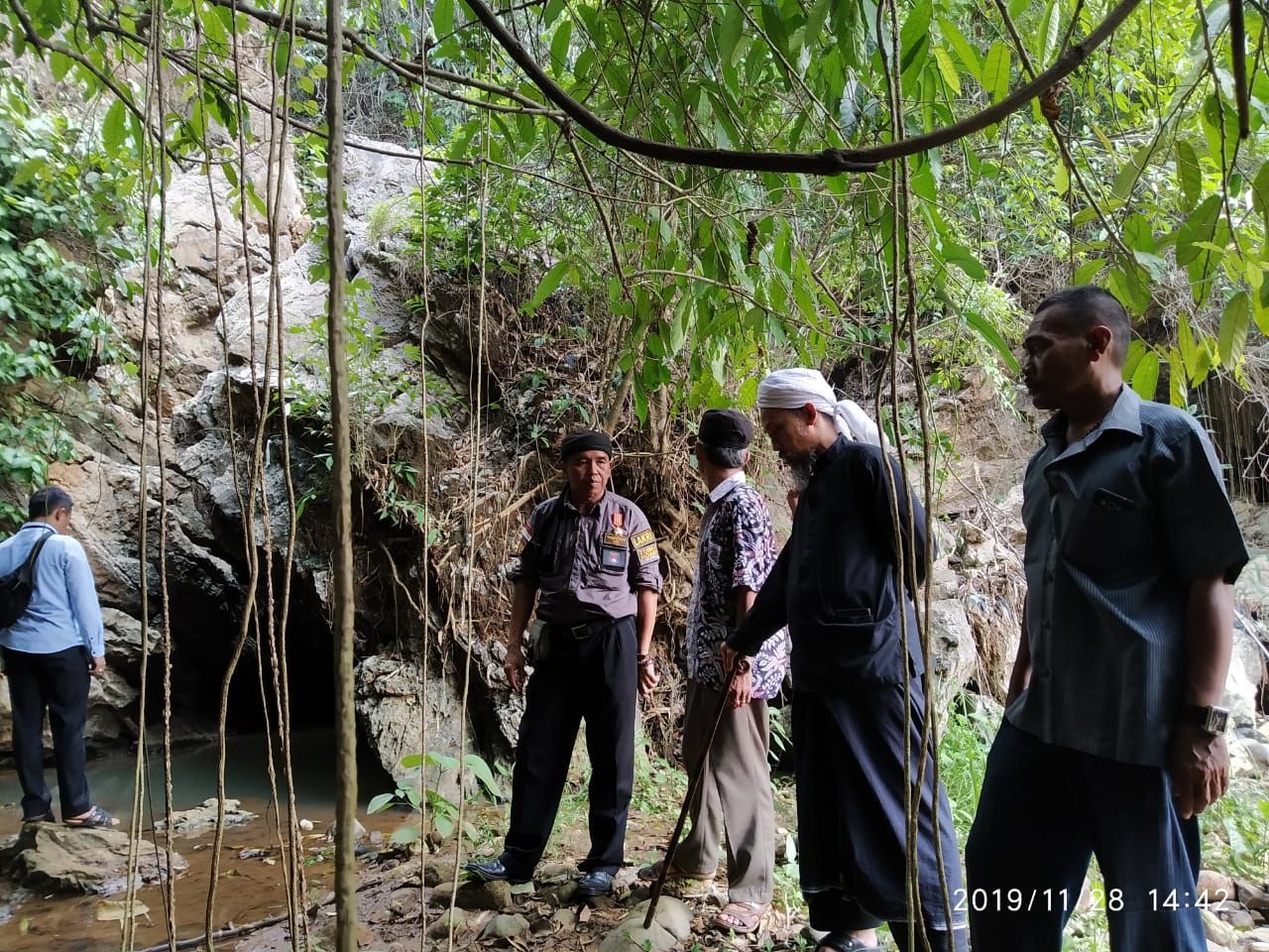 PIMPINAN Museum Prabu Siliwangi, Fajar Laksana, didampingi warga Kampung Batu Asih, Desa Sekarwangi, Kecamatan Cibadak, Kabupaten Sukabumi, Senin 2 Desember 2019 melakukan serangkaian ekpedisi dilokasi peninggalan kerajaan Sunda di Kecamatan Cibaadak.*
