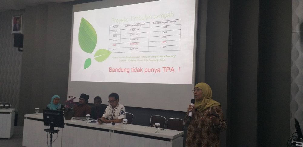 PEGIAT lingkungan dari Yayasan Generasi Semangat Selalu Ikhlas, Tini Martini Tapran, menyampaikan paparannya dalam Seminar Dua Tahun Keterlibatan Unpar dalam Citarum Harum di Kampus FISIP Unpar, Selasa 3 Desember 2019.*