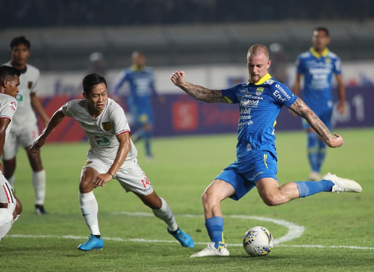 PEMAIN Persib Bandung Nick van Kippersluis melepaskan tendangan di bawah bayang-bayang para pemain Persela dalam laga Lanjutan Shopee Liga 1 di Stadion Si Jalak Harupat, Kabupaten Bandung, Selasa 3 Desember 2019.*