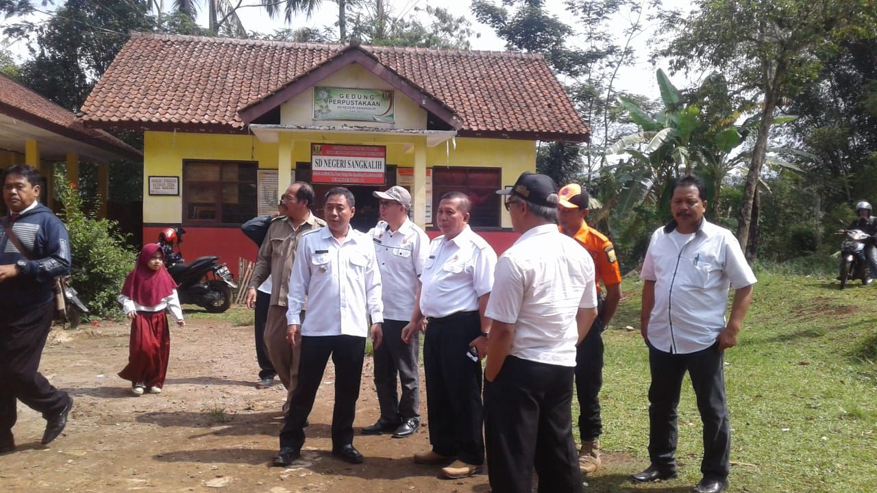DISDIK Kabupaten Sukabumi menurunkan tim untuk melakukan pendataan terkait robohnya satu ruangan kelas di SDN Sangkalih, di Kampung Sangkalih, Desa Caringin, Kecamatan Gegerbitung, Sukabumi.*