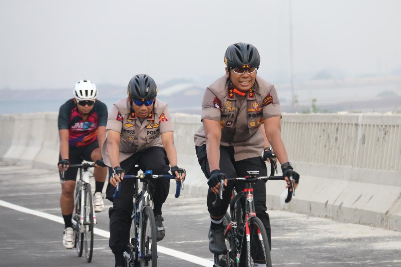 KAPOLDA Jabar Inspektur Jenderal Rudy Sufahriadi saat memantau tol layang yang membentang dari Km 9 hingga Km 47, Jumat 6 Desember 2019.*
