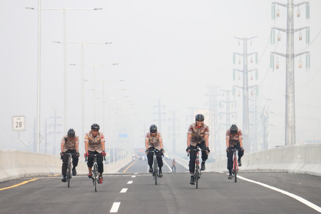 KAPOLDA Jabar Inspektur Jenderal Rudy Sufahriadi saat memantau tol layang yang membentang dari Km 9 hingga Km 47, Jumat 6 Desember 2019.*