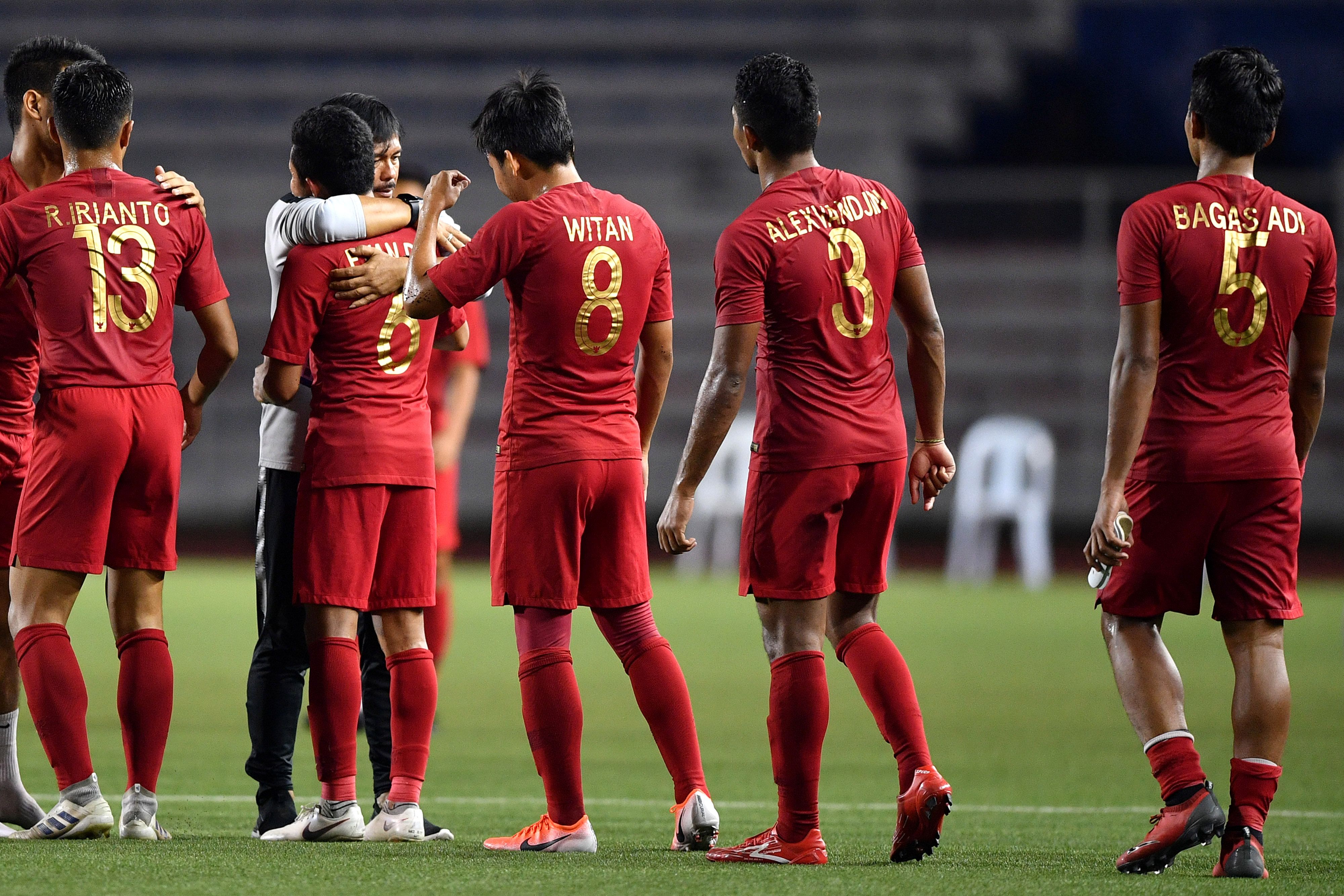 PELATIH Timnas U-22 Indonesia Indra Sjafri (kedua kiri) memeluk Evan Dimas usai mengalahkan Timnas Myanmar dalam pertandingan Semifinal SEA Games 2019 di Stadion Rizal Memorial, Manila, Filipina, Sabtu, 7 Desember 2019. Timnas U-22 Indonesia melaju ke babak final setelah mengalahkan Timnas Myanmar dengan skor 4-2 melalui babak perpanjangan waktu.*/ANTARA