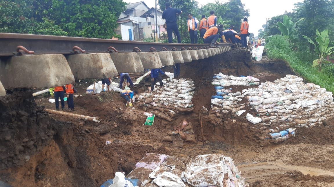 Bantalan rel kereta api Pangrango Sukabumi-Bogor terputus.*