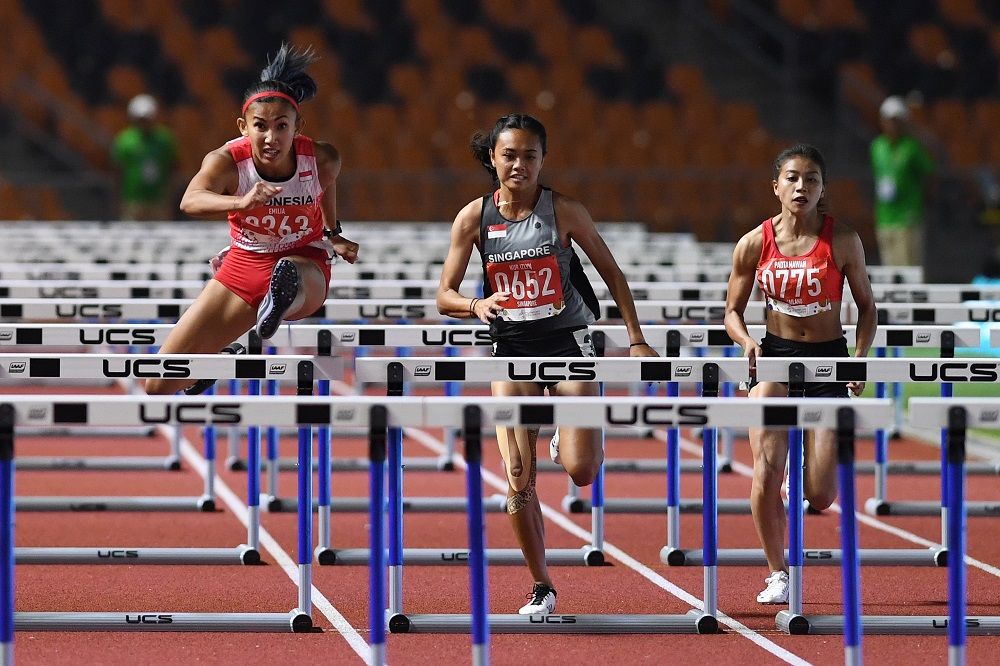 PELARI Indonesia Emilia Nova (kiri) melompati rintangan Lomba Lari Gawang 100 Meter Putri SEA Games ke-30 di Stadion Atletik New Clark, Filipina, Senin 9 Desember 2019.*