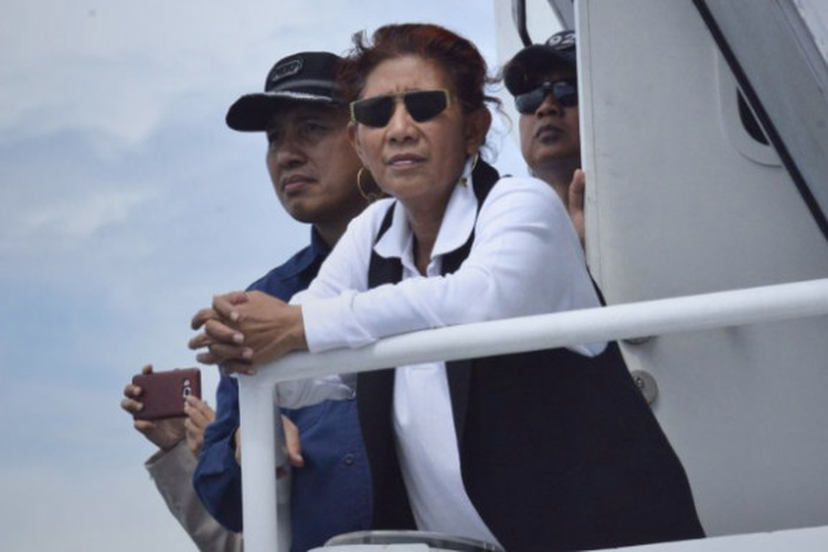 MANTAN Menteri Kelautan dan Perikanan Susi Pudjiastuti saat menyaksikan penenggelaman kapal ikan ilegal di Pontianak, Kalimantan Barat, Minggu, 6 Oktober 2019.*