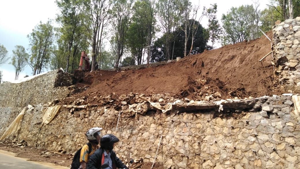 TEMBOK penahan tanah di pinggir Jalan Kapten Halim, Desa Wanayasa, Kecamatan Wanayasa, Purwakarta belum dibongkar setelah longsor pekan lalu.*
