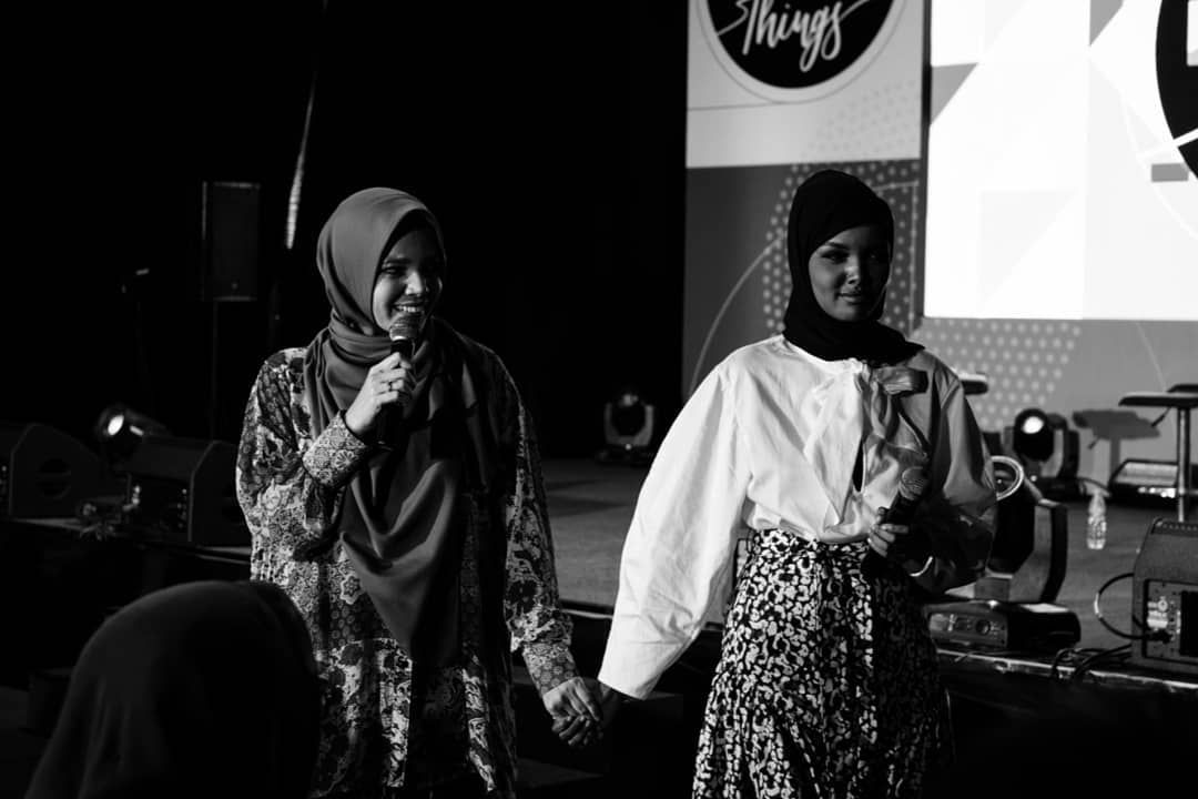 Halima Aden dan Dewi Sandra.*
