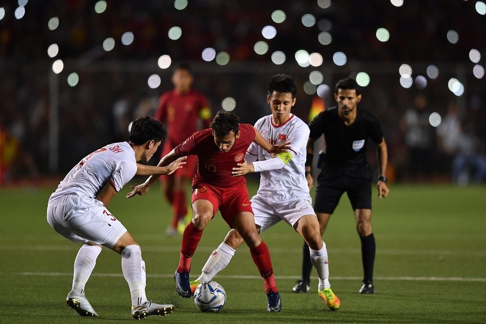 PEMAIN Timnas U-22 Indonesia Egy Maulana Vikri (tengah) berebut bola dengan dua pemain Timnas Vietnam Huynh Tan Sinh (kiri) dan Do Hung Dung (kanan) dalam final sepak bola SEA Games 2019 di Stadion Rizal Memorial, Manila, Filipina, Selasa 10 Desember 2019.*