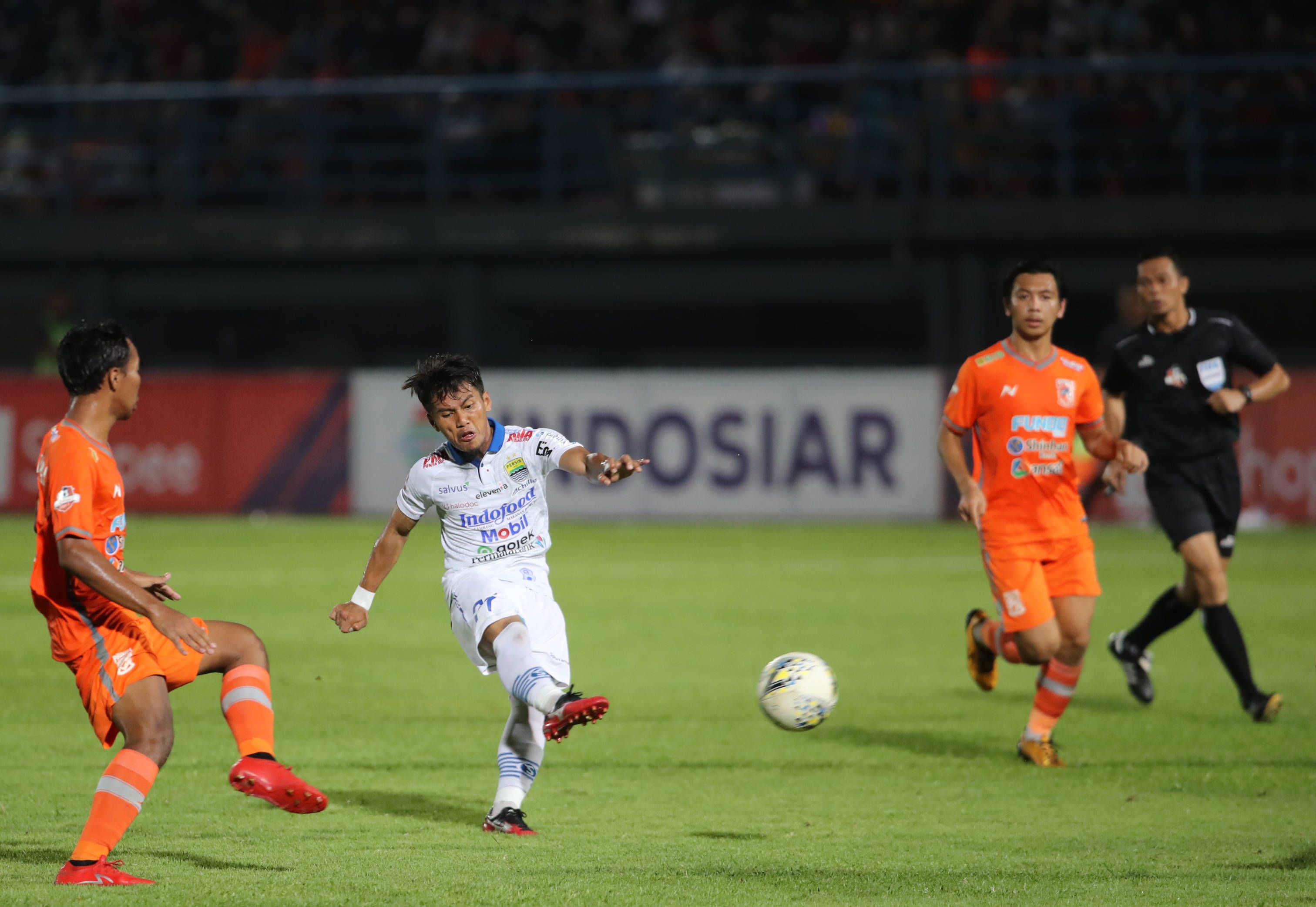 PEMAIN Persib Bandung Gozali Siregar mencetak gol ke gawang Borneo FC pada pertandingan Shopee Liga 1 di Stadion Segiri, Samarinda, Kalimantan Timur, Rabu 11 Desember 2019.*