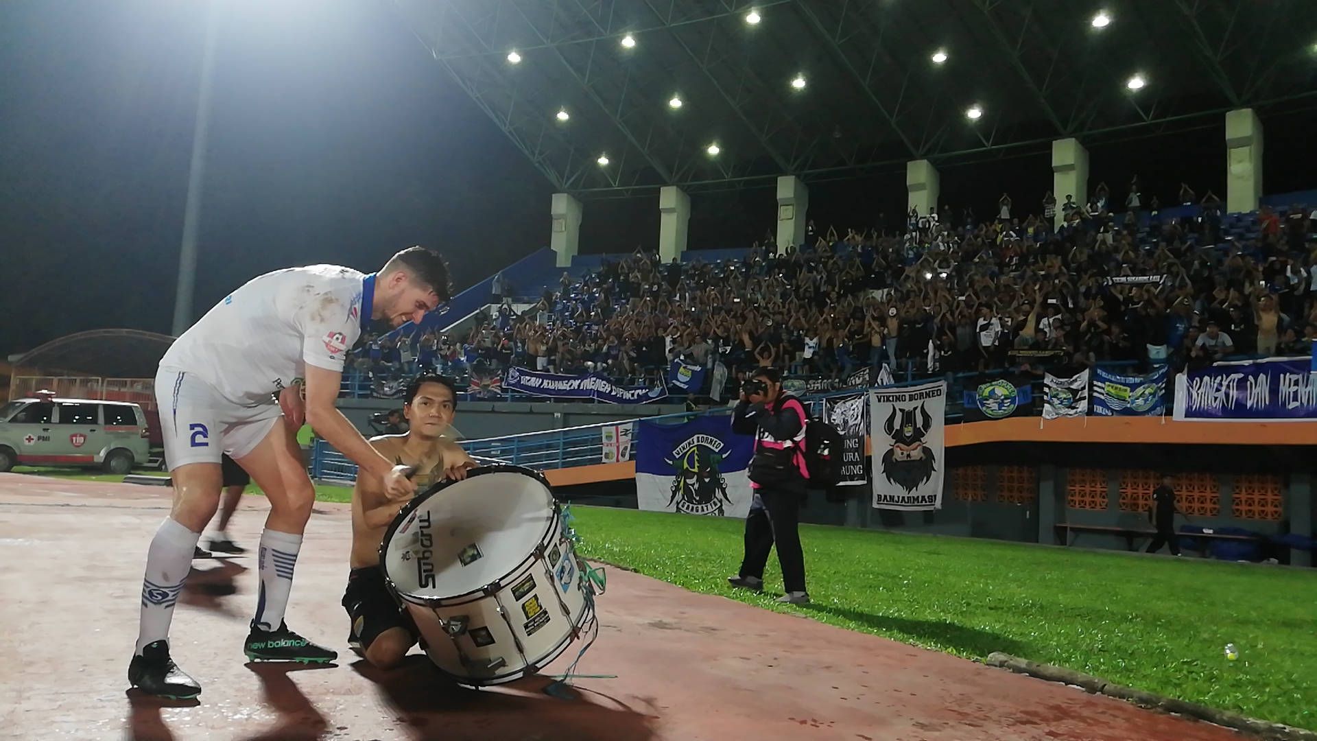 PEMAIN Persib Bandung, Nick Kuipers merayakan kemenangan bersama bobotoh usai bertanding melawan Borneo FC pada ajang Shopee Liga 1 di Stadion Segiri, Samarinda, Kalimantan Timur, Rabu 11 Desember 2019.*