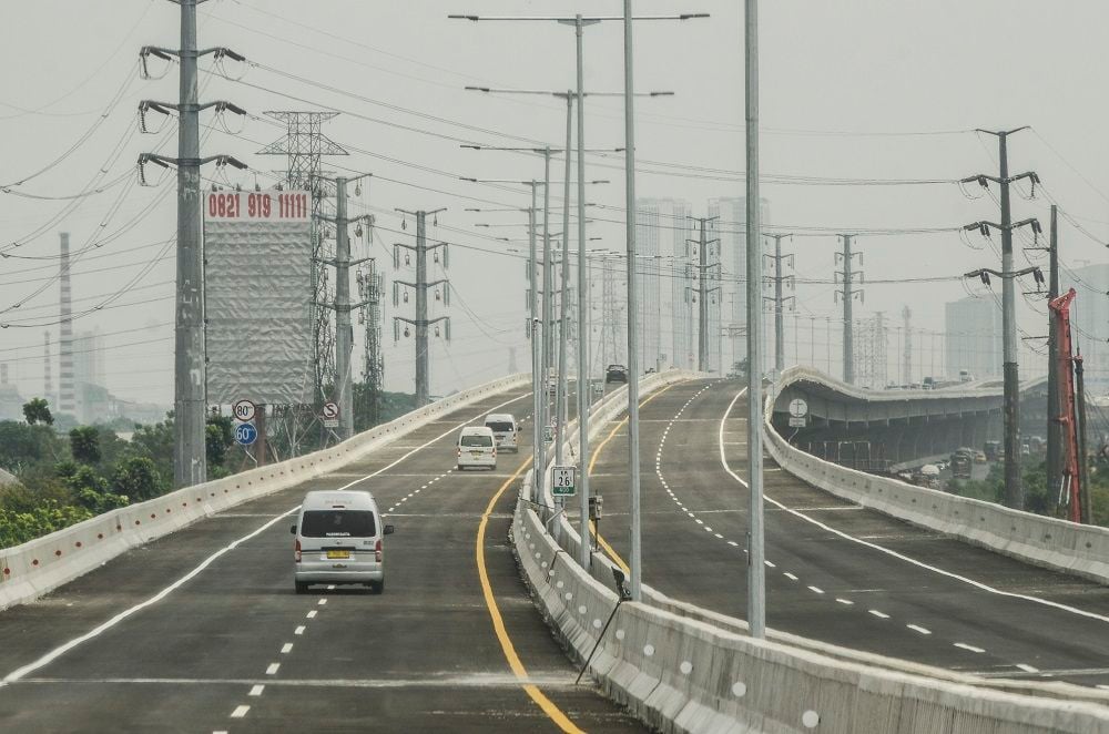 TOL Layang Jakarta-Cikampek km 28, Cikarang, Kabupaten Bekasi, Minggu 8 Desember 2019.*