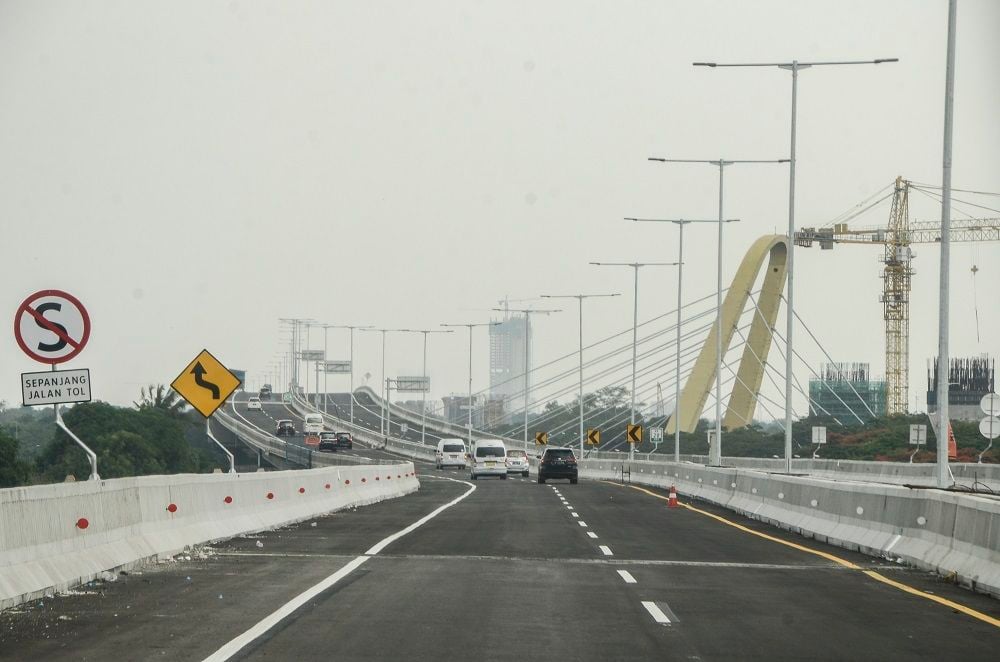TOL Layang Jakarta-Cikampek km 28, Cikarang, Kabupaten Bekasi, Minggu 8 Desember 2019.*