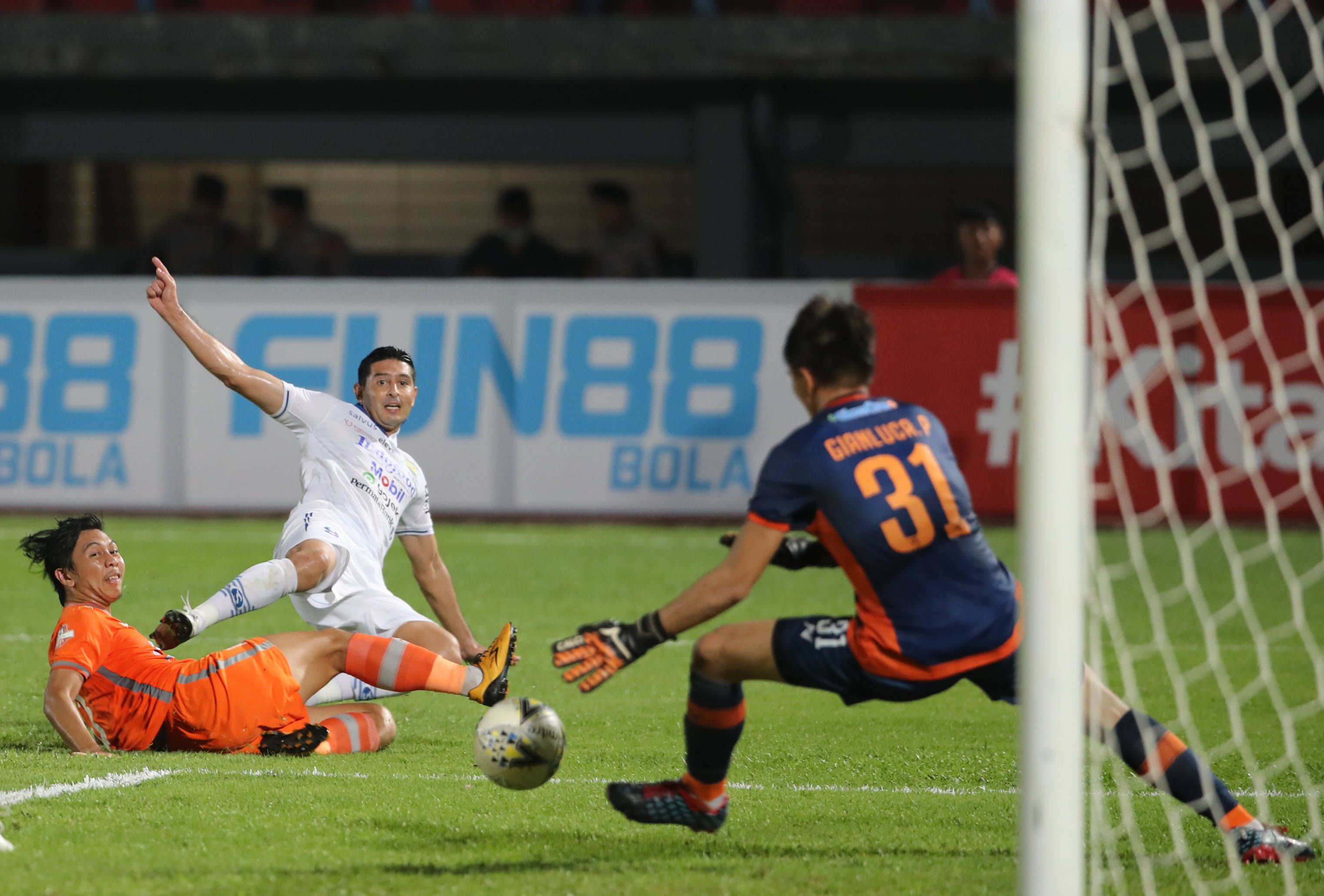 PEMAIN Persib Bandung Esteban Vizcarra melepaskan tendangan ke gawang Borneo FC pada pertandingan Shopee Liga 1 di Stadion Segiri, Samarinda, Kalimantan Timur, Rabu 11 Desember 2019.*