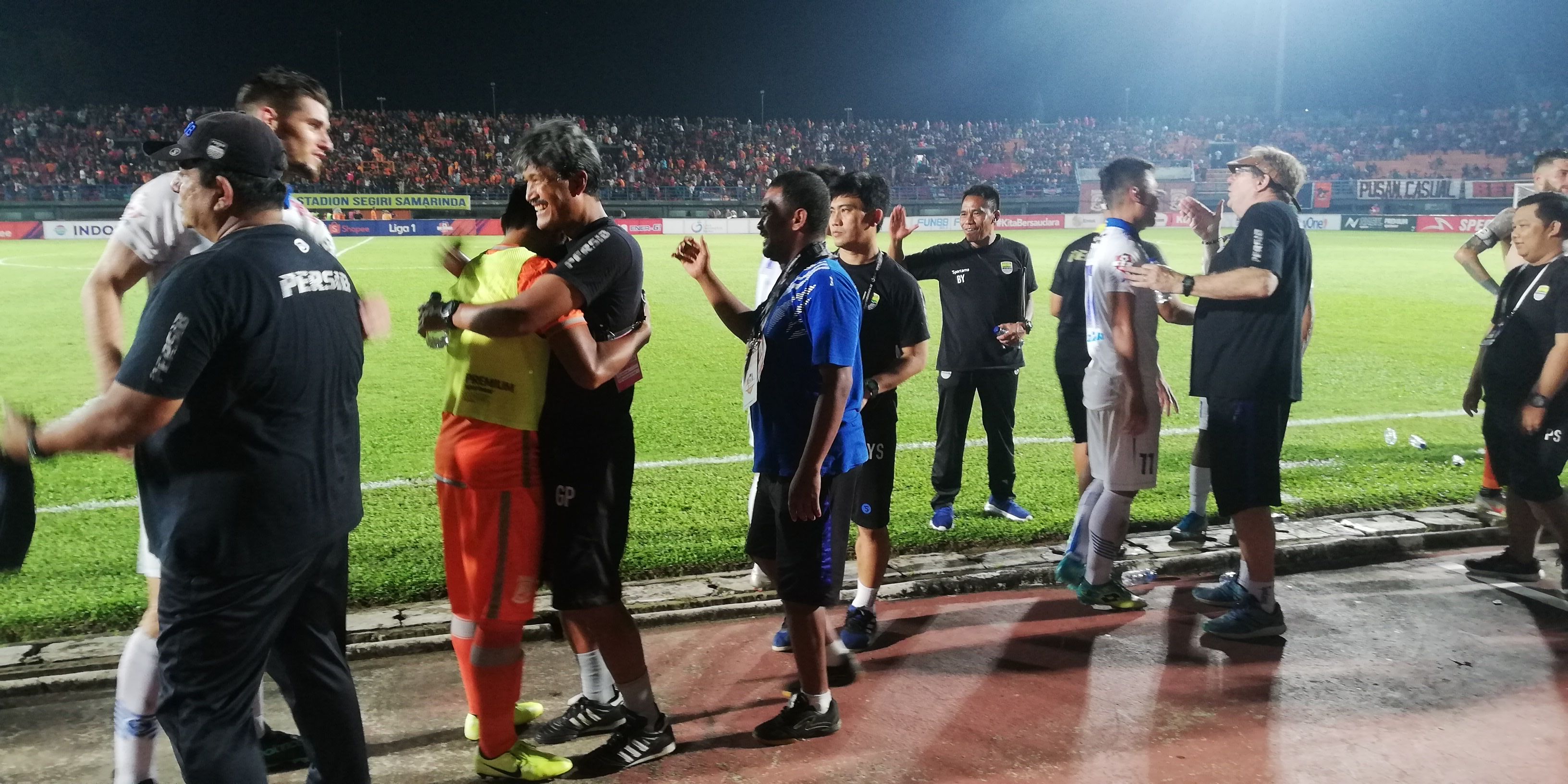 PARA pemain Persib Bandungmerayakan kemenangan usai bertanding melawan Borneo FC pada ajang Shopee Liga 1 di Stadion Segiri, Samarinda, Kalimantan Timur, Rabu 11 Desember 2019.*
