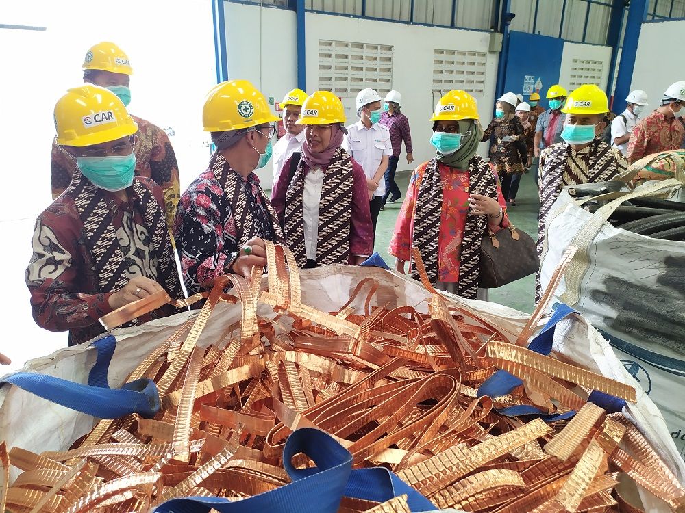 PARA pejabat dari Kementerian Lingkungan Hidup dan Kehutanan, Dinas Lingkungan Hidup Jawa Barat dan Purwakarta melihat operasional pabrik pengolahan sampah elektronik di Kecamatan Cibatu Purwakarta, Kamis 12 Desember 2019.*