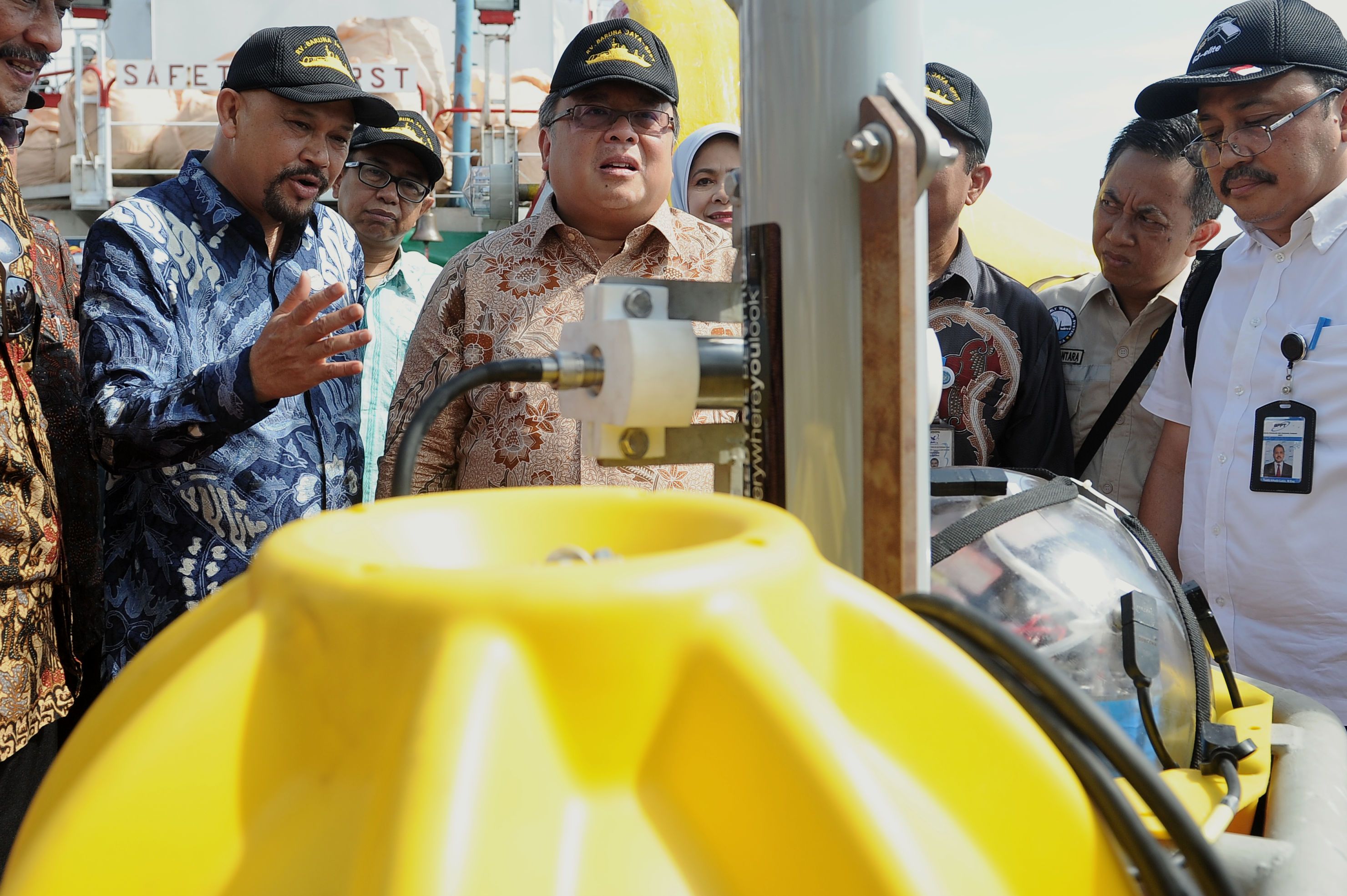 MENRISTEK dan Kepala Badan Riset dan Inovasi Nasional (BRIN) Bambang Brodjonegoro (kedua kiri) dan Kepala Badan Pengkajian dan Penerapan Teknologi (BPPT) Hammam Riza (kiri) mengamati alat peringatan dini tsunami di atas Kapal Baruna Jaya III yang bersandar di Pelabuhan Benoa, Denpasar, Bali, Rabu 11 Desember 2019).*