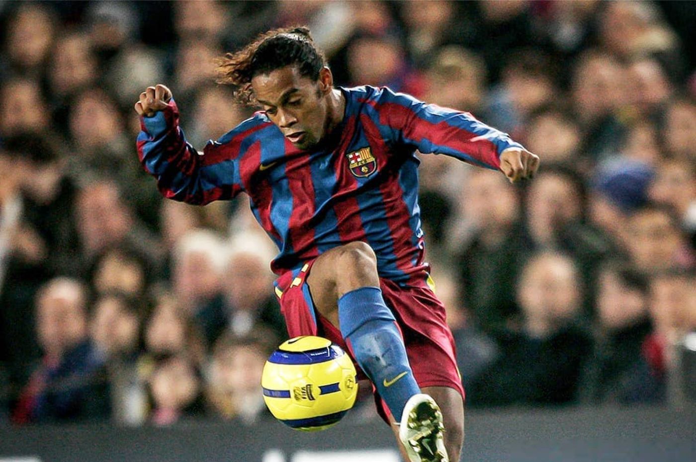 RONALDINHO semasa masih bermain di Barcelona FC.*