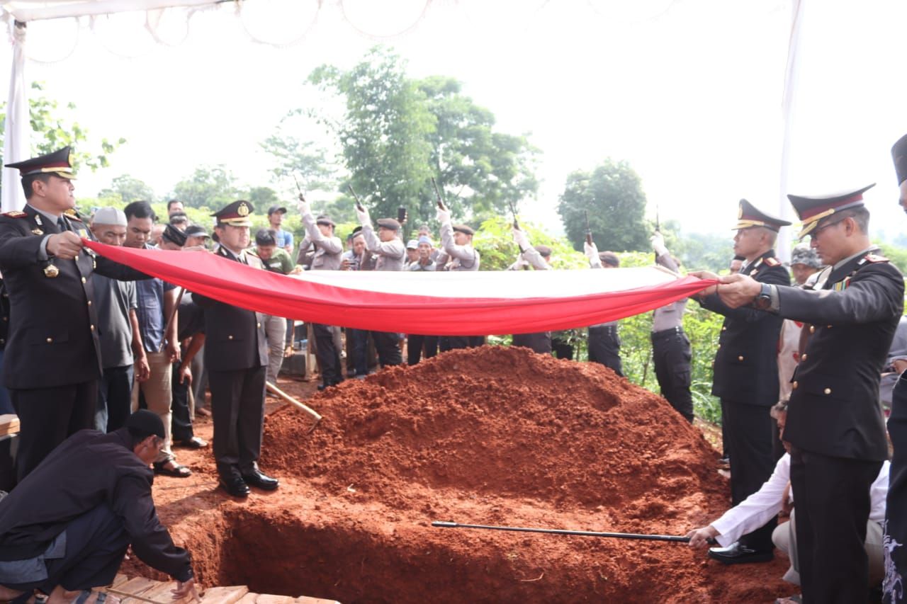 UPACARA pemakaman Kepala Subbidang Orang Asing Pelayanan Masyarakat Badan Intelejen Polisi Republik Indonesia Ajun Komisaris Besar Andi Nurwandi di kediaman di Kecamatan Sukatani, Purwakarta, Minggu 15 Desember 2019.*