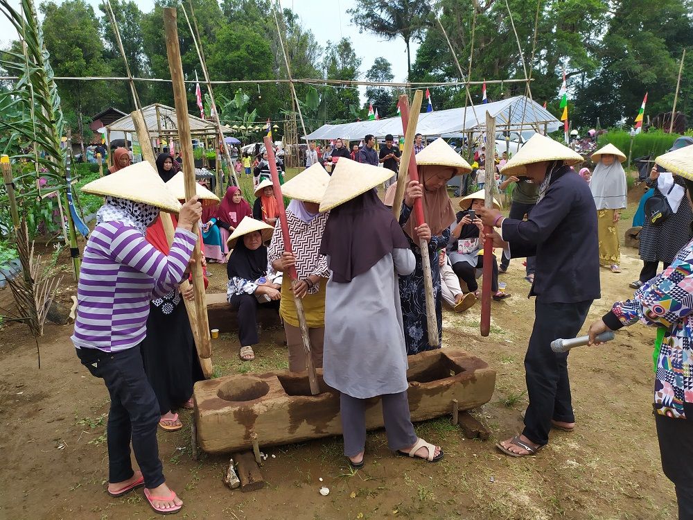 Hajat Tani Memuliakan Petani ala Orang Purwakarta 