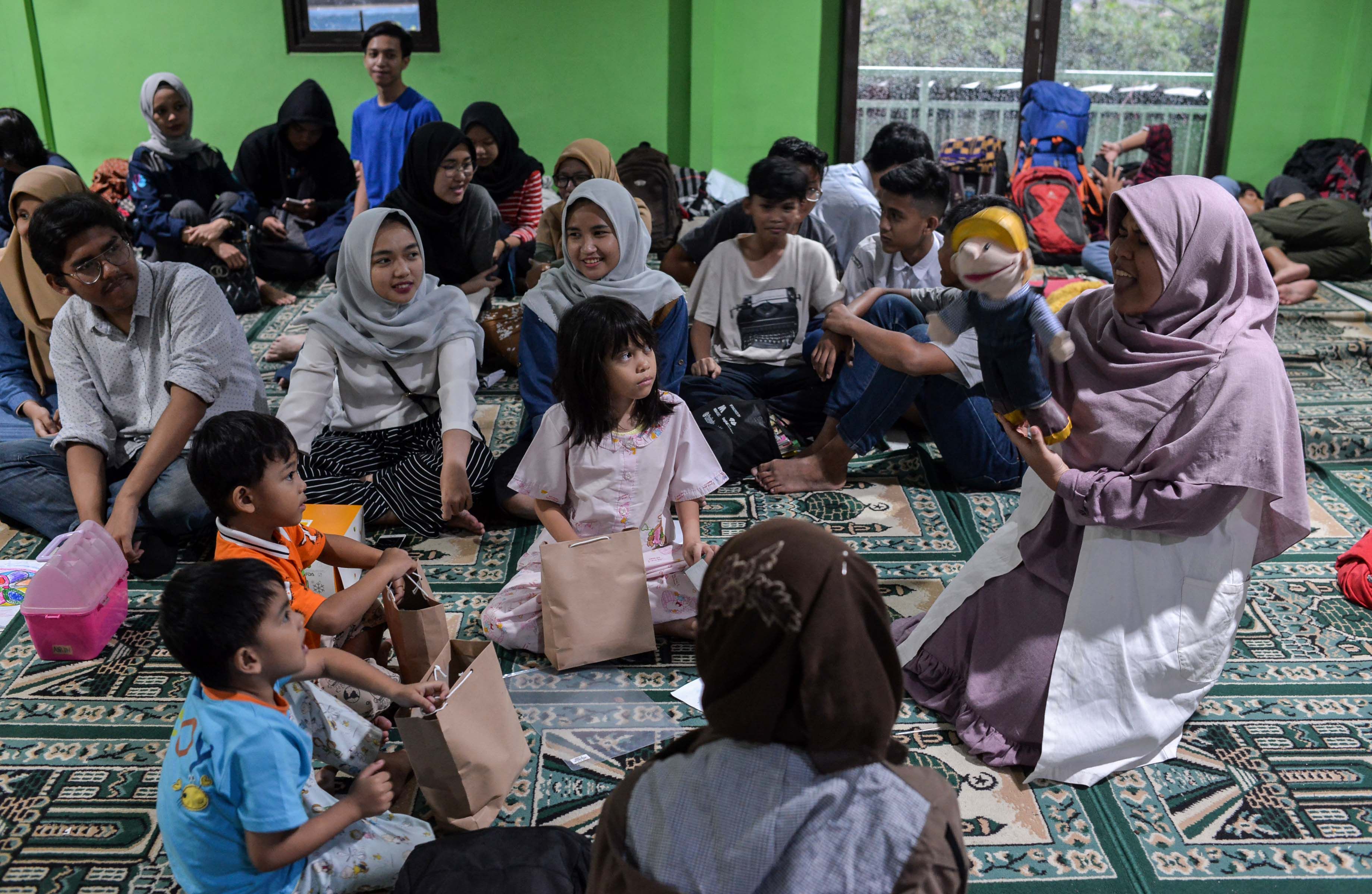 ANAK-ANAK bermain dengan relawan di pengungsian masjid Al-islam RW 11 Tamansari, Kota Bandung, Senin 16 Desember 2019. Terdapat sekitar 20 anak di RW 11 yang tidak masuk sekolah pasca penggusuran paksa karena trauma, takut, dan malu.*