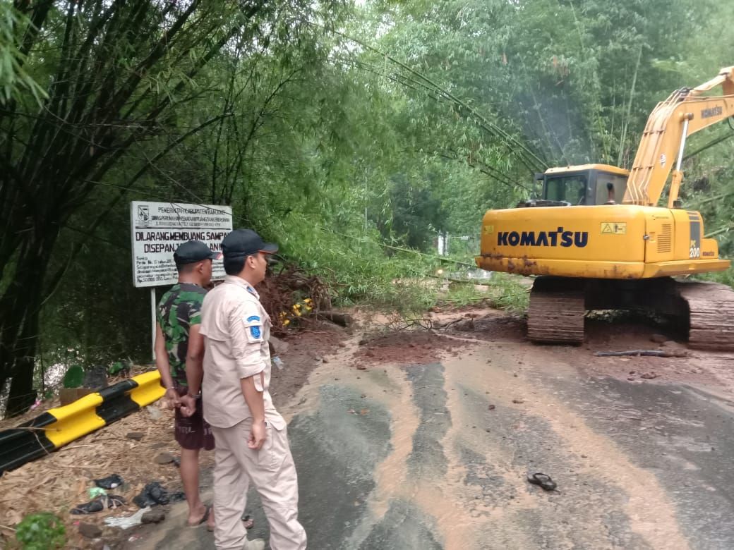 Hasil gambar untuk Longsor di Ruas Jalan Raya Ciwidey-Soreang, Arus Kendaraan untuk Mobil Ditutup