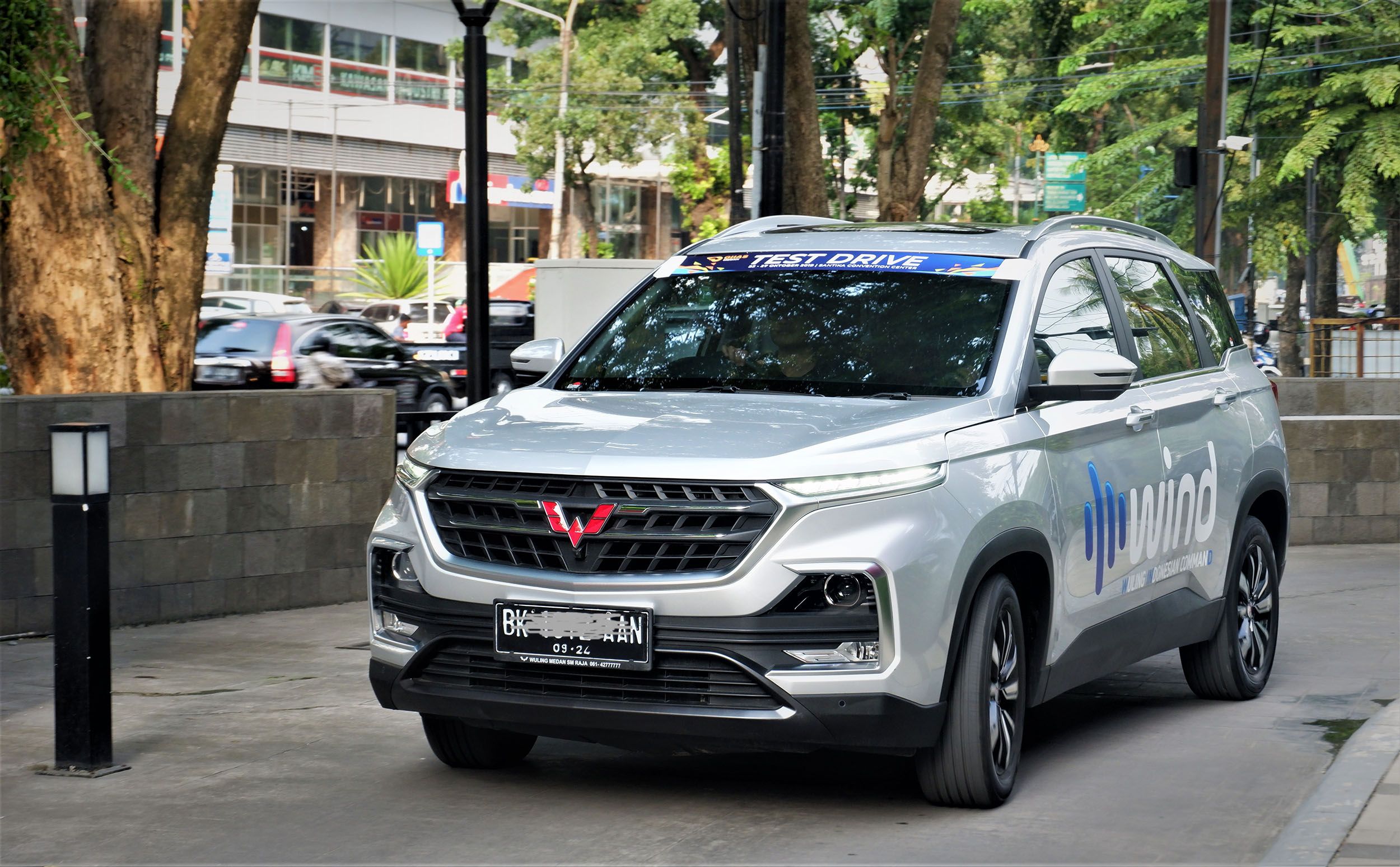 Tampilan stunning dan sporty terlihat melalui Future Eyes LED dan lampu utama proyektor LED di bagian bawahnya.