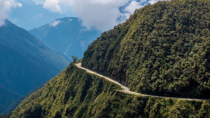 JALAN North Yungas Road di Bolivia atau yanng dikenal "Jalan Kematian". di Bolivia*