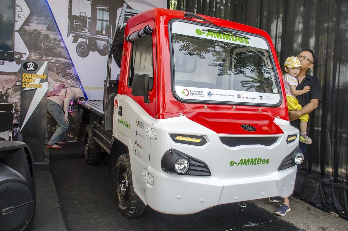 Pengunjung melihat produk mobil listrik KMW e-AMMDES yang dipamerkan pada Jabar Otofest 2019 di Depan Gedung Sate, Bandung, Jawa Barat, Minggu 24 September 2019. Mobil pedesaan ini bisa dimodifikasi menjadi berbagai kendaraan, termasuk ambulans pedesaan.*