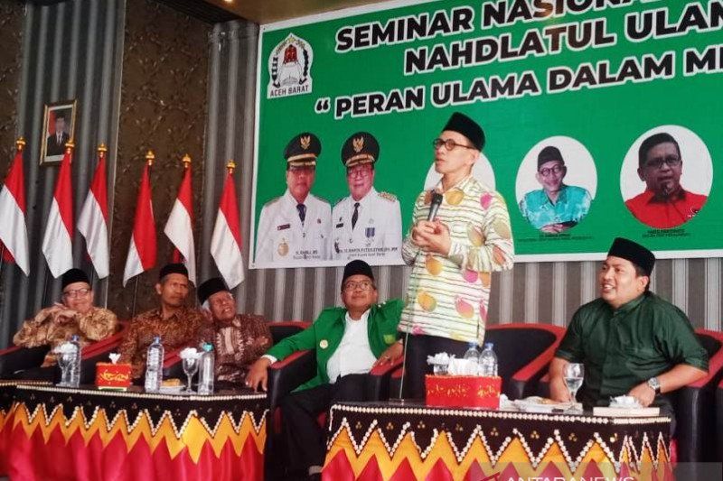 KETUA Pengurus Besar Nahdlatul Ulama yang juga Staf Khusus Wakil Presiden Republik Indonesia KH Robikin Emhas menjadi pembicara dalam Seminar Nasional Kebangsaan Nahdlatul Ulama di Aula Bappeda Aceh Barat di Meulaboh, Minggu 22 Desember 2019.*