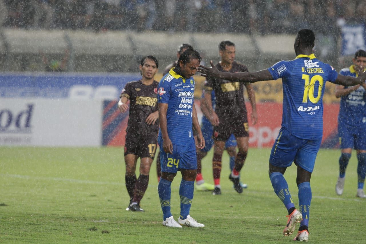 HARIONO mencetak gol dari titik penalti pada laga terakhirnya bersama Persib Bandung di Stadion Si Jalak Harupat, Minggu 22 Desember 2019.*
